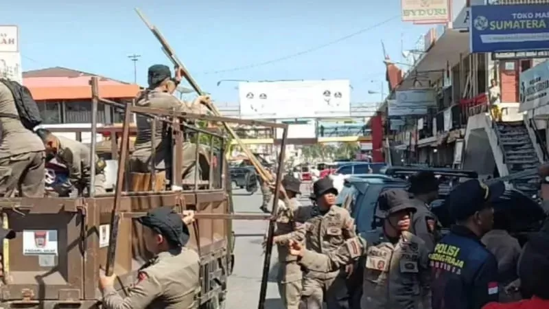 Satpol PP menertibkan PKL di selasar Pasar Raya Padang, Rabu (4/2/2026). (Foto: Satpol PP Padang)