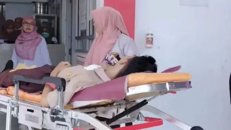 Pelajar di SMA 1 Sungai Rumbas mendapatkan perawatan medis usai diduga keracunan MBG. (Foto: Istimewa) 