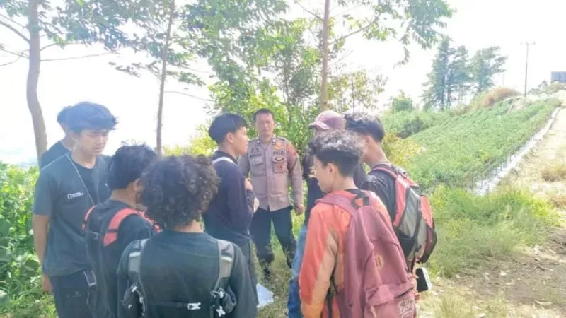Bhabinkamtibmas yang berada di lapangan mendapat informasi adanya sejumlah orang yang akan mendaki Gunung Singgalang saat jalur pendakian resmi masih ditutup. (Foto: Istimewa)