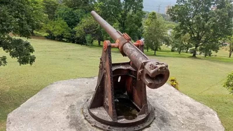 Meriam tua di lapangan golf PT Semen Padang. (Foto: Istimewa)