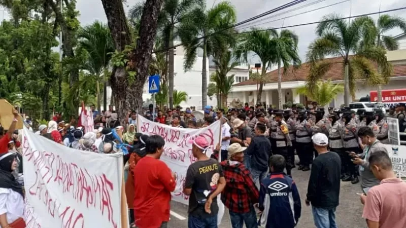 Pedagang Pasar Raya Padang kembali menggelar aksi demo di Rumah Dinas Wali Kota, Rabu (11/2/2026). (Foto: Istimewa)