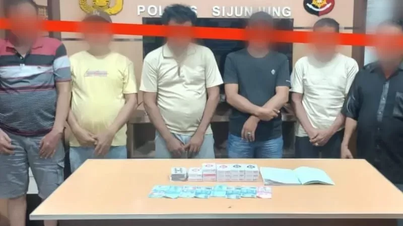 Enam pria yang diduga terlibat permainan judi kartu remi jenis song dengan taruhan uang diamankan polisi. (Foto: Polres Sijunjung)