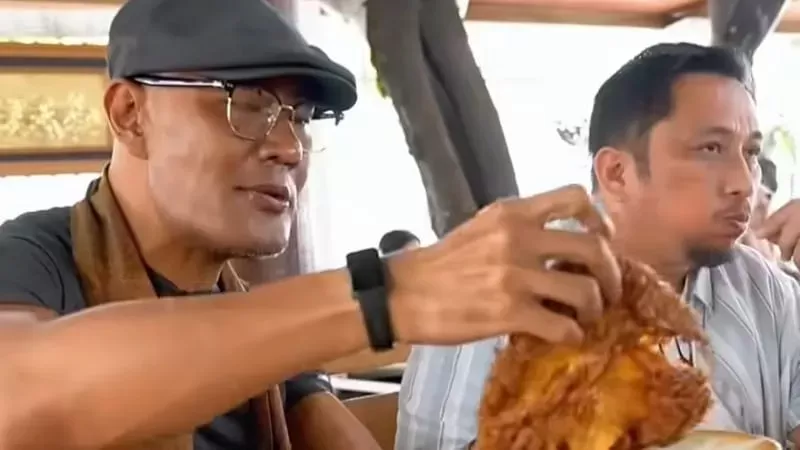 Deddy Corbuzier saat mencicipi kuliner khas Minang saat berkunjung ke Kota Padang. (Foto: Tangkap Layar Video)