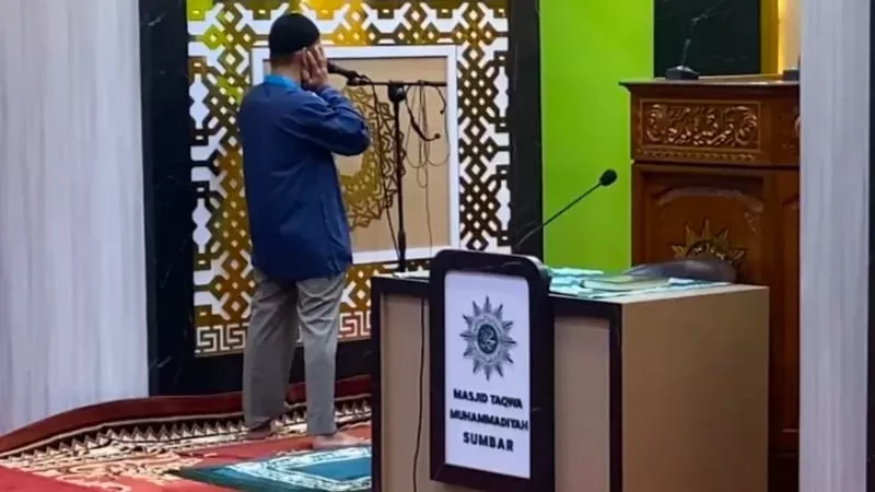 Jemaah Muhammadiyah mulai melaksanakan Salat Tarwih perdana di Masjid Taqwa Muhammadiyah Sumbar, Selasa malam (17/2/2026). (Foto: Istimewa)