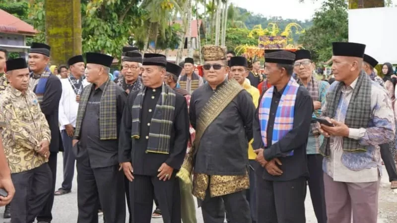 Warga Sungai Pisang di Kota Padang melaksanakan Tradisi Limau Barongge sambut Ramadan 2026. (Foto: Kominfo Padang)