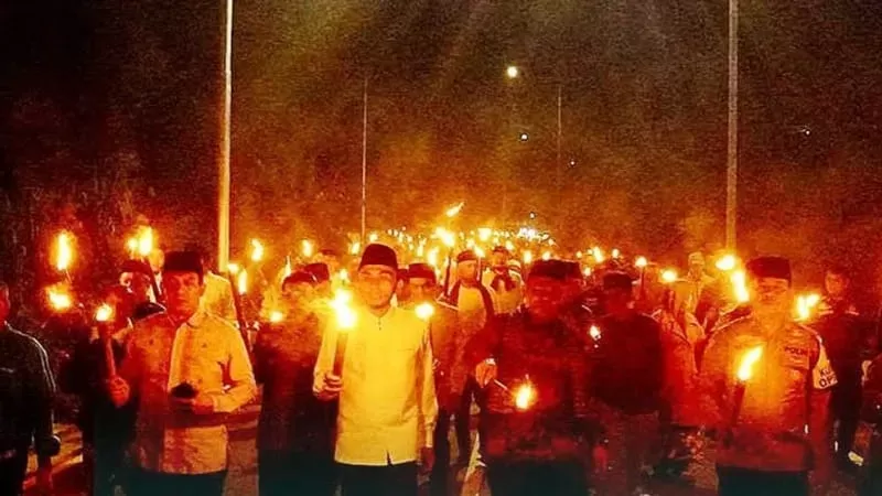 Masyarakat di Padang Panjang melaksanakan pawai obor menyambut Ramadan 2026. (Foto: Kominfo Padang Panjang)