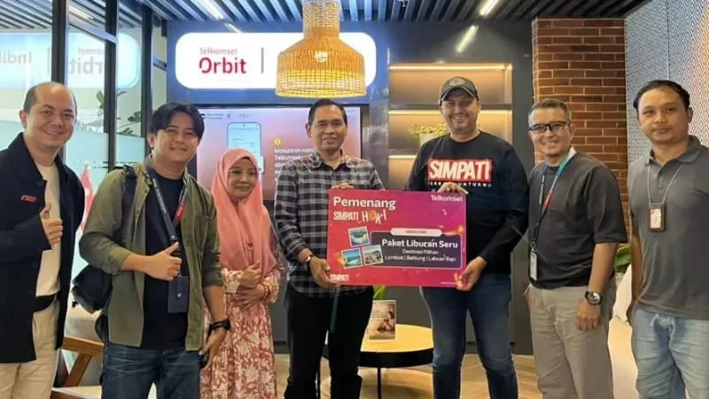 Penyerahan hadiah liburan ke destinasi wisata tropis Labuan Bajo melalui program SIMPATI Hoki kepada seorang warga Kota Padang bernama Khairi Ramadhan. (Foto: Telkomsel)