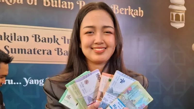 Pegawai BI Sumbar memperlihatkan uang rupiah. (Foto: Primadoni untuk Sumbar Daily)