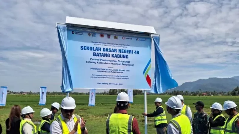 Peletakan batu pertama pembangunan SDN 49 Batang Kabung, Kota Padang, Jumat (20/2/2026). (Foto: Kominfo Padang)