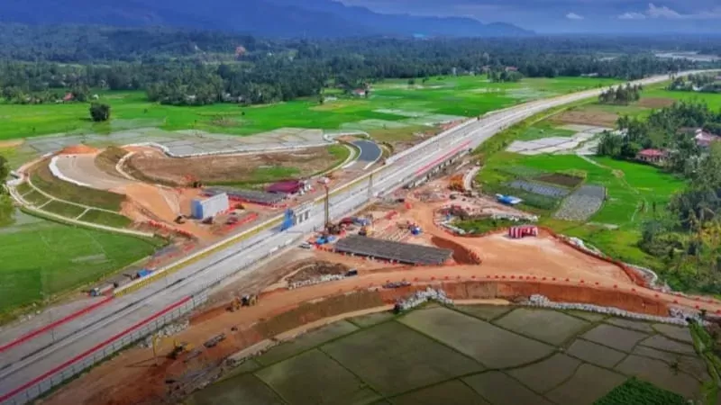 Hutama Karya Infrastruktur berlakukan rekayasa lalu lintas di Tol Padang–Sicincin KM 19+000 akibat pekerjaan erection girder. (Foto: HKI)