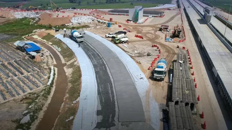 Pemasangan girder di KM 18+998 Tol Padang–Sicincin. (Foto: Hutama Karya)