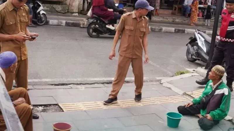 Pemko Padang Panjang lakukan penertiban gepeng di kawasan Pasar Pusat. (Foto: Kominfo Padang Panjang)