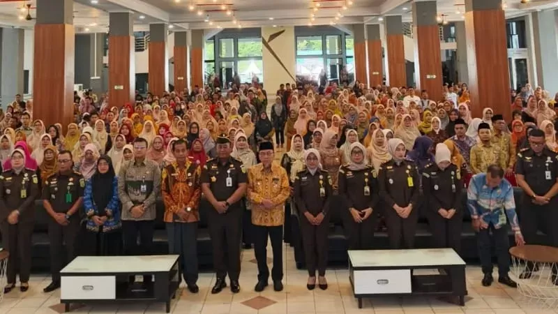 Kejari Padang memberikan pembekalan hukum kepada seluruh kepala sekolah dari jenjang SD hingga SMA se-Kota Padang agar lebih percaya diri dalam mengambil kebijakan. (Foto: Kominfo Padang)