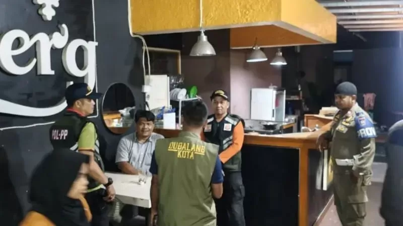 Satpol PP Padang melakukan pengawasan tempat hiburan malam, Jumat dini hari (27/2/2026). (Foto: Satpol PP Padang)