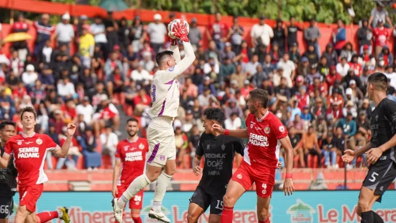 Semen Padang FC vs Persita Tangerang dalam laga lanjutan BRI Super League 2025/2026 di Stadion Haji Agus Salim, Padang, Minggu sore (8/2/2026). Kabau Sirah menang tipis 1-0. (Foto: Rafdi Rahmadi/Sumbar Daily)