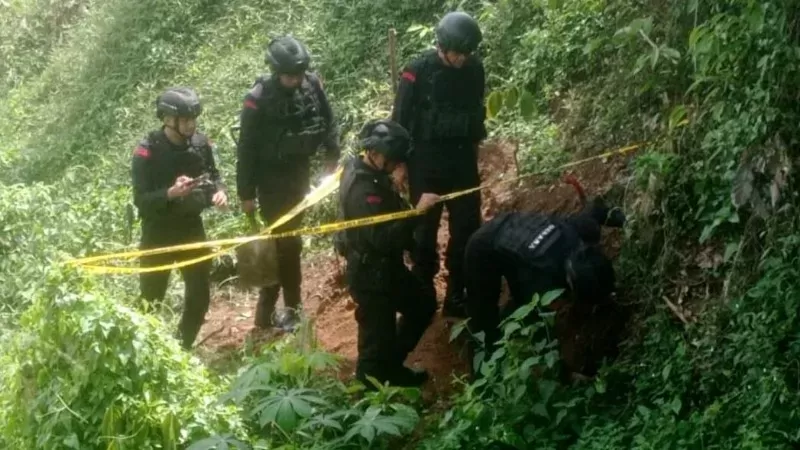 Tim Gegana Brimob Polda Sumbar melakukan pemusnahan mortir aktif yang ditemukan warga di Nagari Mungka, Kecamatan Mungka, Kabupaten Limapuluh Kota. (Foto: Istimewa)