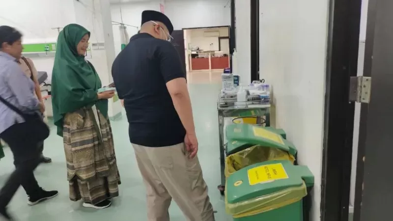 Wali Kota Padang Panjang Hendri Arnis saat meninjau berbagai ruang pelayanan RSUD Padang Panjang pada Minggu (15/2/2026). (Foto: Kominfo Padang Panjang)