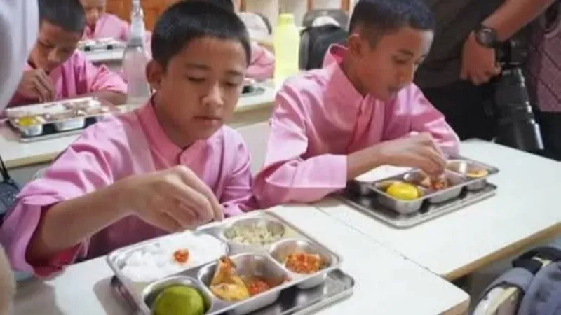 Siswa di Kota Padang sedang menyantap makan bergizi gratis. (Foto: Istimewa)