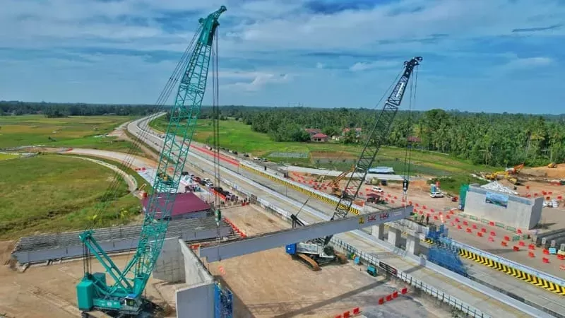 pemasangan girder Interchange Lubuk Alung di KM 18+998 Tol Padang–Sicincin. (Foto: Hutama Karya)