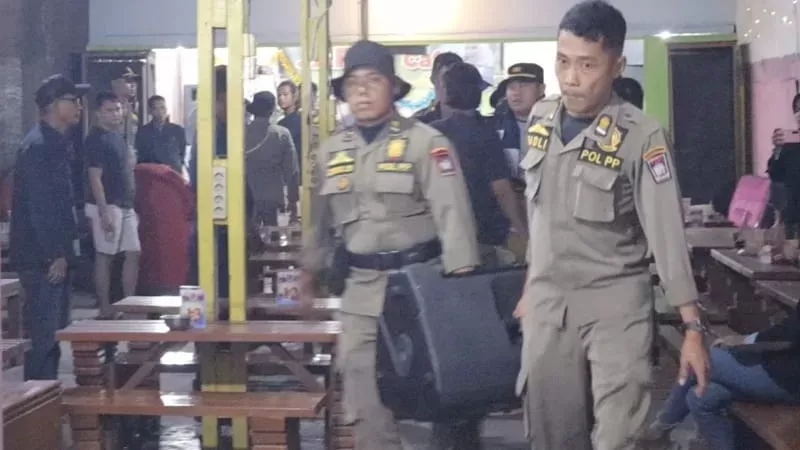 Satpol PP Padang menyita sound system saat penertiban tempat karaoke yang meresahkan di bulan Ramadan. (Foto: Satpol PP Padang)