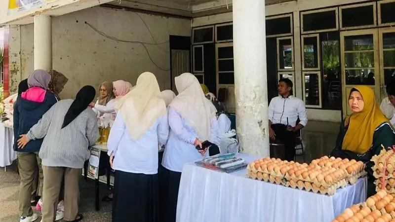 Warga Padang Panjang serbu Operasi Pasar Ramadan di Gedung M Sjafei, Rabu (4/3/2026). (Foto: Kominfo Padang Panjang)