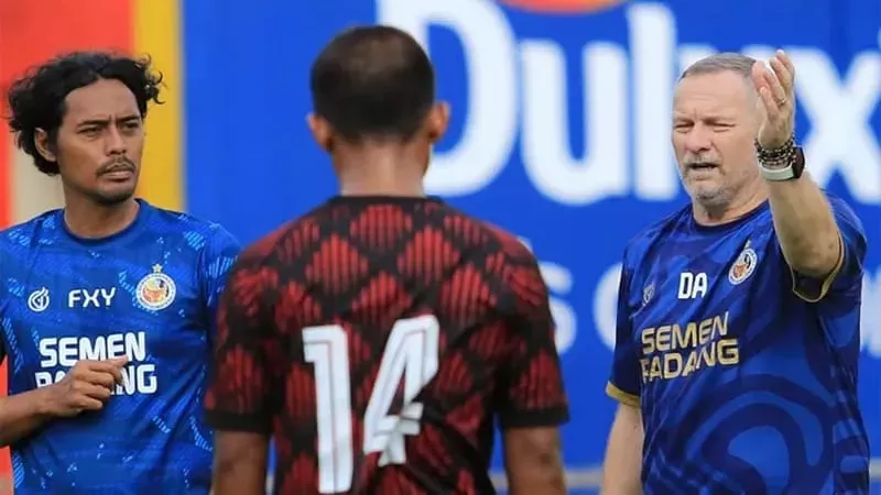 FX Yanuar bersama Dejan Antonic (Foto: MO Semen Padang FC)