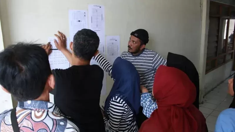 Pedagang musiman saat mendaftar agar mendapat kios untuk berjualan di Pasar Pusat Padang Panjang. (Foto: Kominfo Padang Panjang)