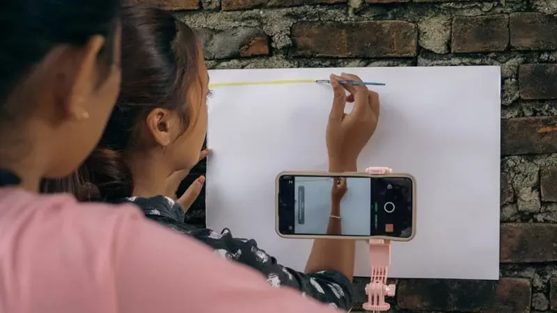 Komunitas Seni Nan Tumpah menutup rangkaian kegiatan Kelana Gambar Bergerak dengan acara buka bersama sekaligus pemutaran karya para peserta pada Minggu (8/3/2026). (Dok. Seni Nan Tumpah)