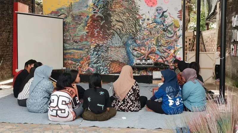 Komunitas Seni Nan Tumpah menutup rangkaian kegiatan Kelana Gambar Bergerak dengan acara buka bersama sekaligus pemutaran karya para peserta pada Minggu (8/3/2026). (Foto: Seni Nan Tumpah)