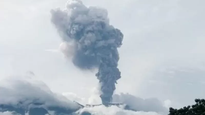 Gunung Marapi di Sumbar erupsi Senin pagi (9/3/2026). (Foto: Istimewa)