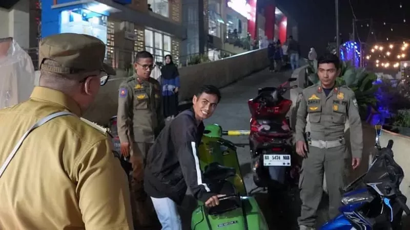 Penertiban Pedagang Musiman dan Parkir Liar di kawasan Pasar Pusat Padang Panjang. (Foto: Kominfo Padang Panjang)