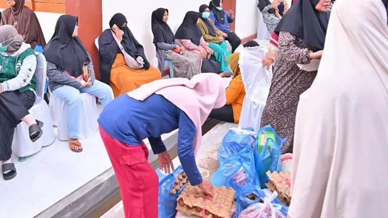 Ratusan warga serbu pasar murah di halaman Kantor Dinas Koperasi dan UKM Kota Payakumbuh, Selasa (10/3/2026). (Foto: Pemko Payakumbuh)