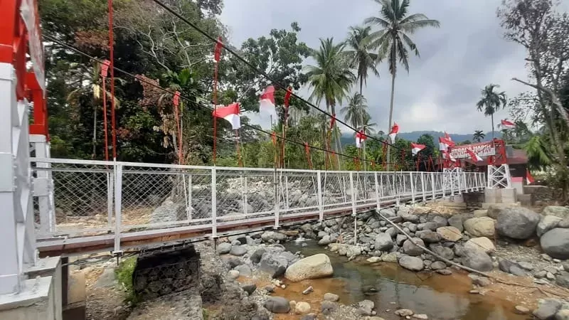 Jembatan Gantung Merah Putih di Kampung Guo, Kota Padang. (Foto: Kominfo Padang)