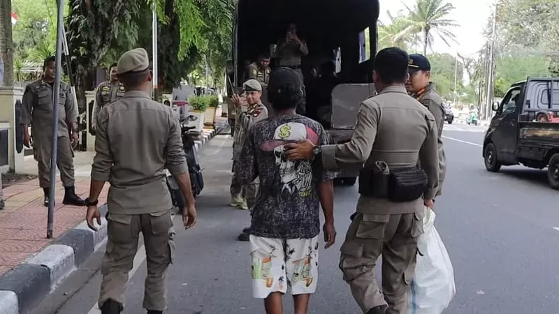 Satpol PP Padang mengamankan pengemis hingga penjual tisu di bawah umur saat Razia PMKS. (Foto: Satpol PP Padang)