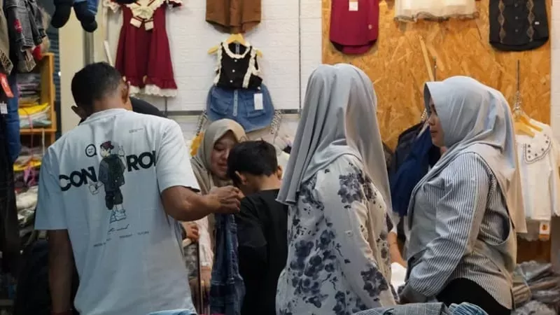 Aktivitas jual beli di Pasar Pusat Padang Panjang saat H-10 Idul Fitri. (Foto: Kominfo Padang Panjang)