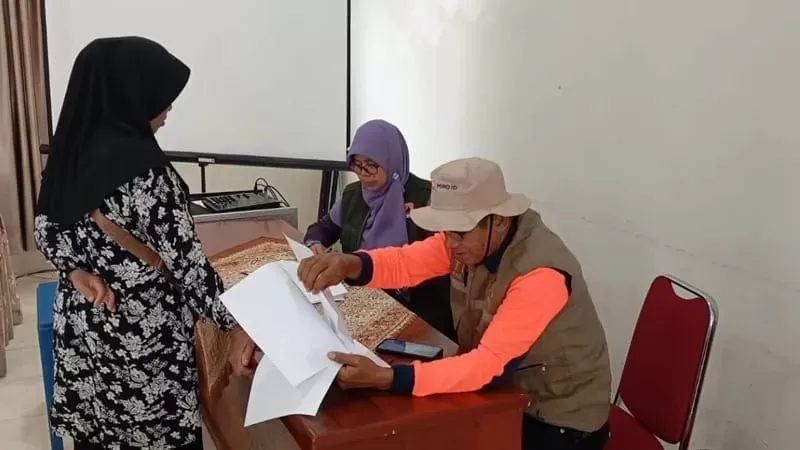 Penyerahan bantuan Idul Fitri kepada warga terdampak bencana di Kabupaten Agam. (Foto: Kominfo Agam)