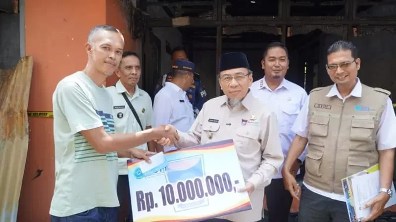 Wakil Wali Kota Padang Maigus Nasir menyerahkan bantuan kepada korban kebakaran di Kelurahan Lubuk Buaya, Kecamatan Koto Tangah, Rabu (11/3/2026). (Foto: Humas Pemko Padang)