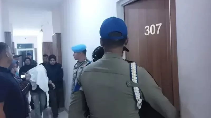 Satpol PP Padang mengamankan tiga pasangan muda-mudi tanpa bukti nikah saat razia penginapan Ramadan, Kamis dini hari (12/3/2026). (Foto: Satpol PP Padang)