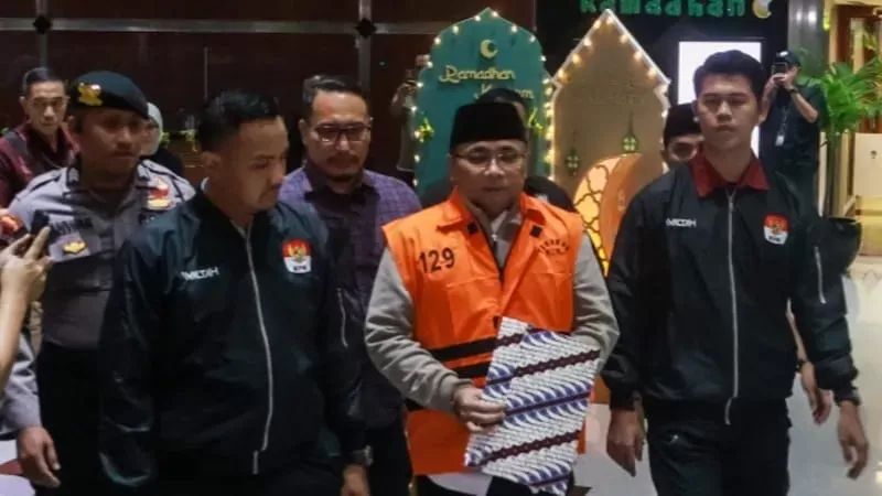 Mantan Menag Yaqut Cholil Qoumas memakai rompi oranye saat ditahan KPK dalam kasus korupsi kuota haji, Kamis (12/3/2026). (Foto: Hukum Online)