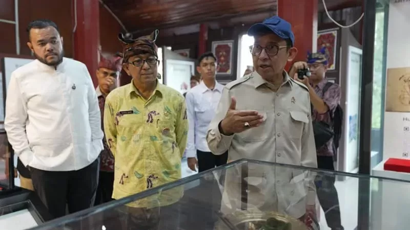 Menteri Kebudayaan RI Fadli Zon saat meresmikan penataan lingkungan  Museum Adityawarman di Kota Padang, Kamis (12/3/2026). (Foto: Kemenbud RI)