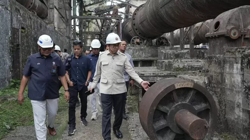 Menteri Kebudayaan RI Fadli Zon saat meninjau Pabrik Indarung I PT Semen Padang. (Foto: Kemenbud RI)