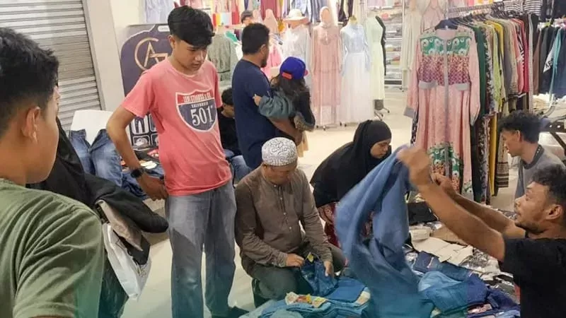 Aktivitas  belanja masyarakat menjelang Lebaran Idul Fitri 2026 di Pasar Pusat Padang Panjang saat H-5 Lebaran, Sabtu (14/3/2026) malam. (Foto: Kominfo Padang Panjang)