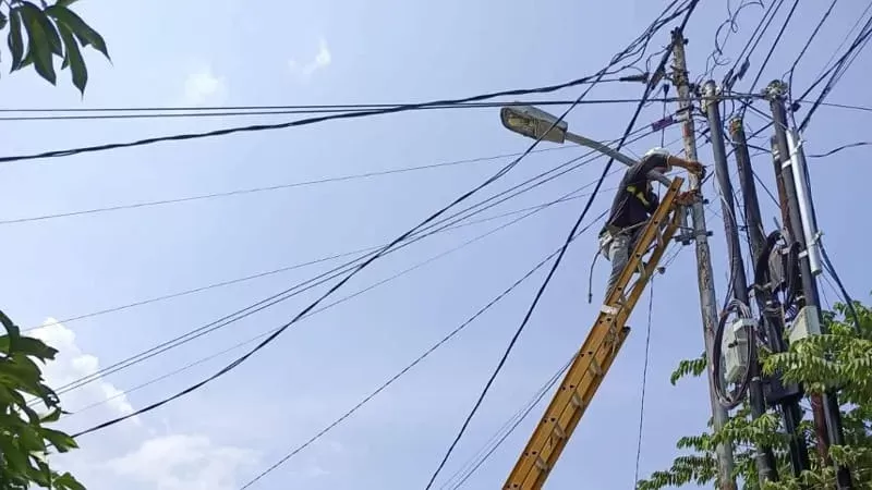 Petugas Dishub Padang memperbaiki lampu jalan. (Foto: Kominfo Padang)