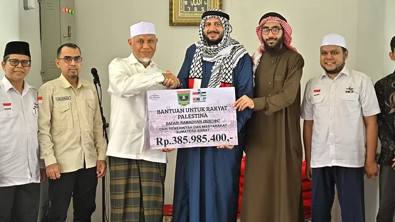 Pemprov Sumbar saat menyerahkan bantuan kemanusiaan untuk Palestina. (Foto: Humas Pemprov Sumbar)