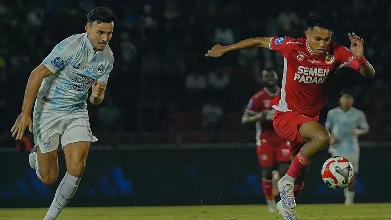 Semen Padang FC vs PSIM Yogyakarta dalam laga lanjutan BRI Super League 2025/2026 di Stadion Haji Agus Salim, Padang, Rabu malam (4/3/2026). (Foto: MO Semen Padang FC)