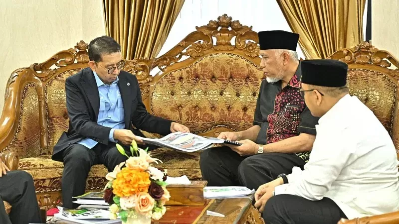 Gubernur Sumbar Mahyeldi Ansharullah menyerahkan proposal pembangunan Pusat Kebudayaan Sumbar kepada Menteri Kebudayaan RI Fadli Zon dengan total kebutuhan anggaran sekitar Rp382,65 miliar. (Foto: Humas Pemprov Sumbar)