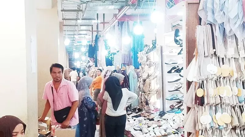 Masyarakat berburu berbagai kebutuhan, terutama pakaian baru untuk dikenakan saat Lebaran di Pasar Raya Padang pada Sabtu (14/3/2026). (Foto: Kominfo Padang)