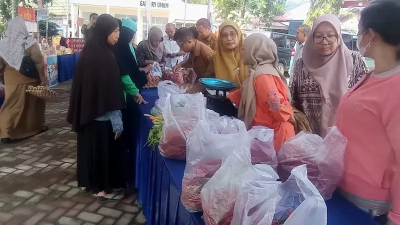 Gerakan Pangan Murah di Halaman Kantor Camat Padang Selatan, pada Senin (16/3/2026). (Foto: Kominfo Padang)