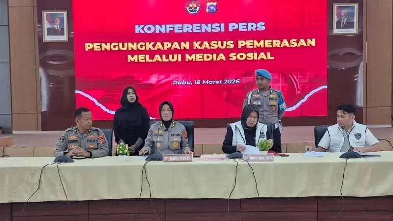 Polda Sumbar saat konferensi pers kasus video call sex yang menyeret nama Bupati Limapuluh Kota Safni, Rabu (18/3/2026) di Mapolda Sumbar. (Foto: Polda Sumbar)
