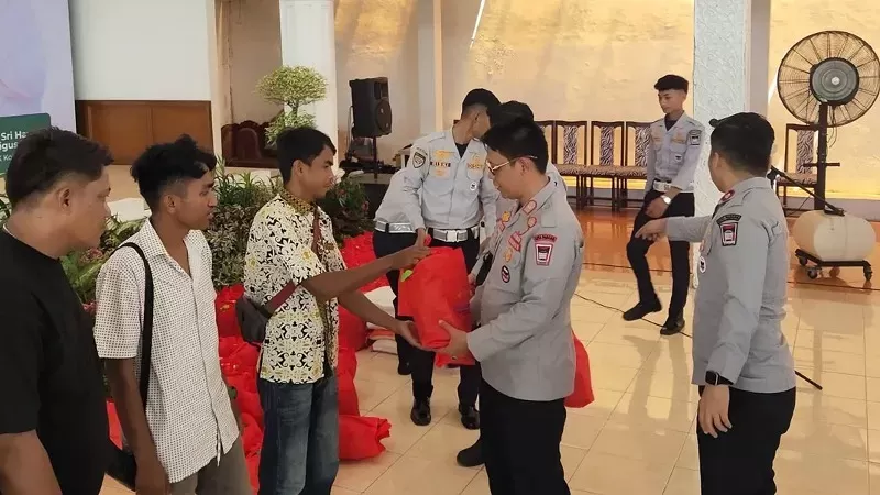 Pemko Padang memberikan bingkisan kepada para penjaga perlintasan kereta api jelang Lebaran 2026. (Foto: Kominfo Padang)